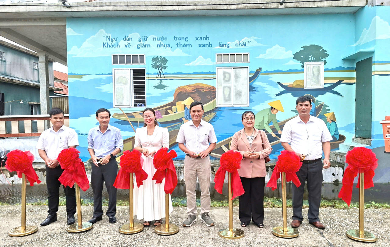 Ra mắt đường tranh bích họa giảm nhựa Cư Lạc - Ngư Mỹ Thạnh (Huế)