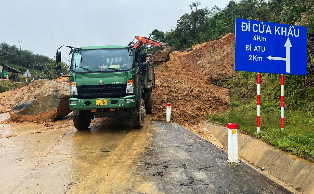 Mưa lớn, vị trí này tiếp tục xảy ra sạt lở.