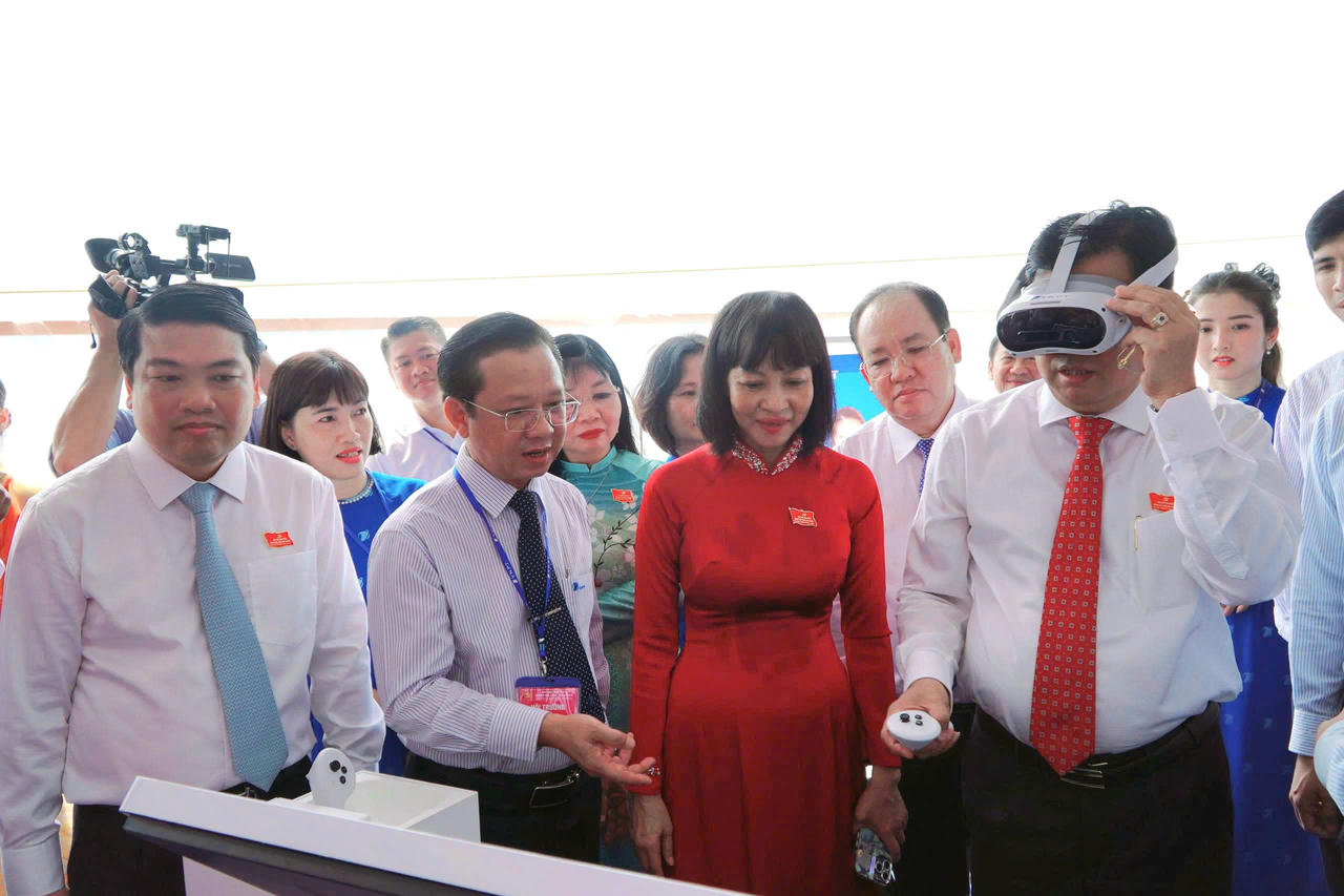 Bí Thư Tỉnh ủy An Giang Nguyễn Tiến Hải tham quan gian hàng triển lãm sản phẩm khoa học công nghệ nhân Đại hội Đại biểu Đảng bộ tỉnh An Giang lần I, nhiệm kỳ 2025-2030.