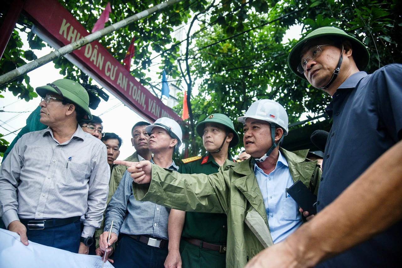 Bí thư Thành ủy Đà Nẵng Lê Ngọc Quang kiểm tra công tác phòng chống bão tại khu vực đường Mẹ Suốt, nơi được xem là “rốn ngập” của thành phố.