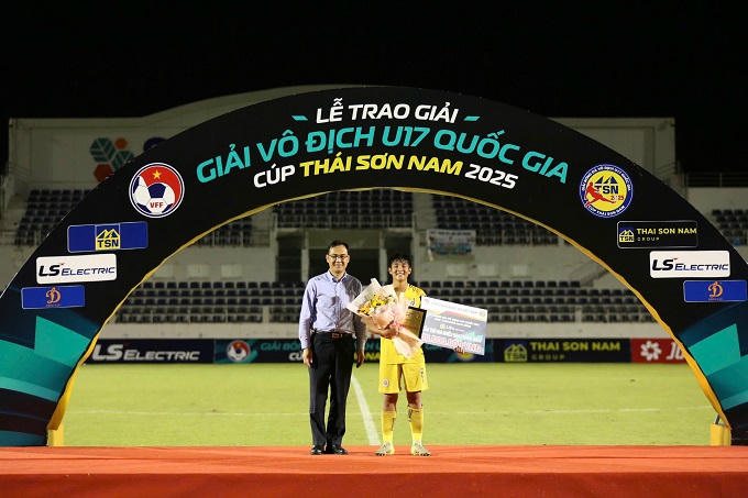 Mạnh Quân, vua phá lưới giải U17 quốc gia