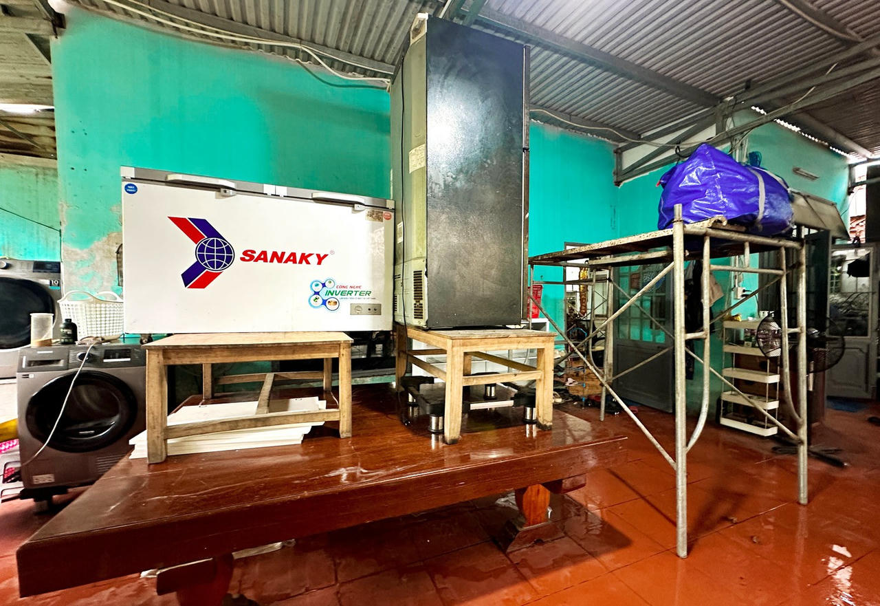 Lực lượng chức năng Đà Nẵng gõ cửa từng nhà hỗ trợ dân kê đồ, di dời tài sản 