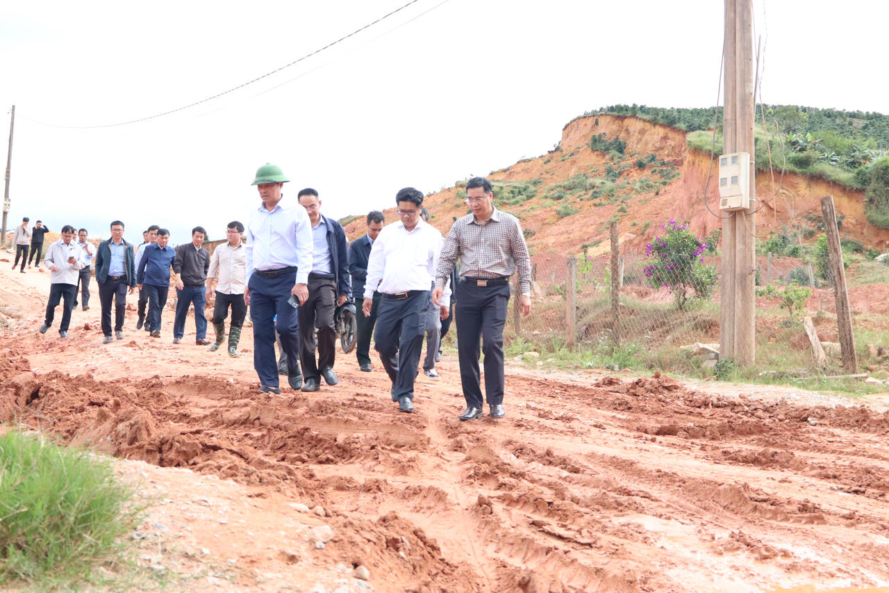 Ông Lê Trọng Yên - Uỷ viên Ban Thường vụ, Phó Chủ tịch tỉnh Lâm Đồng (hàng đầu, ngoài cùng bên trái) kiểm tra thực tế khu vực sạt lở. 