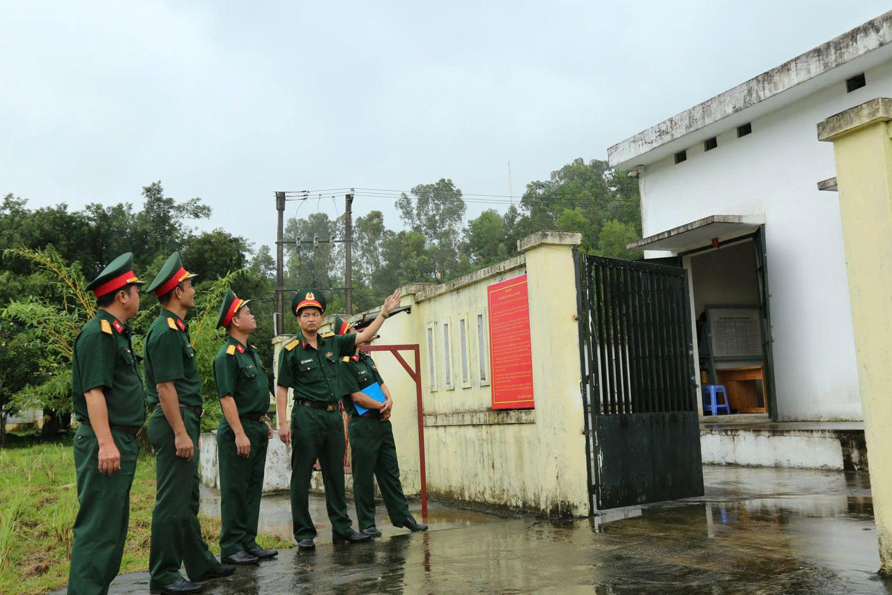 Thủ trưởng Phòng Tác chiến Quân khu kiểm tra kế hoạch sử dụng lực lượng, phương tiện làm nhiệm vụ PCTT-TKCN tại Trung đoàn 971.