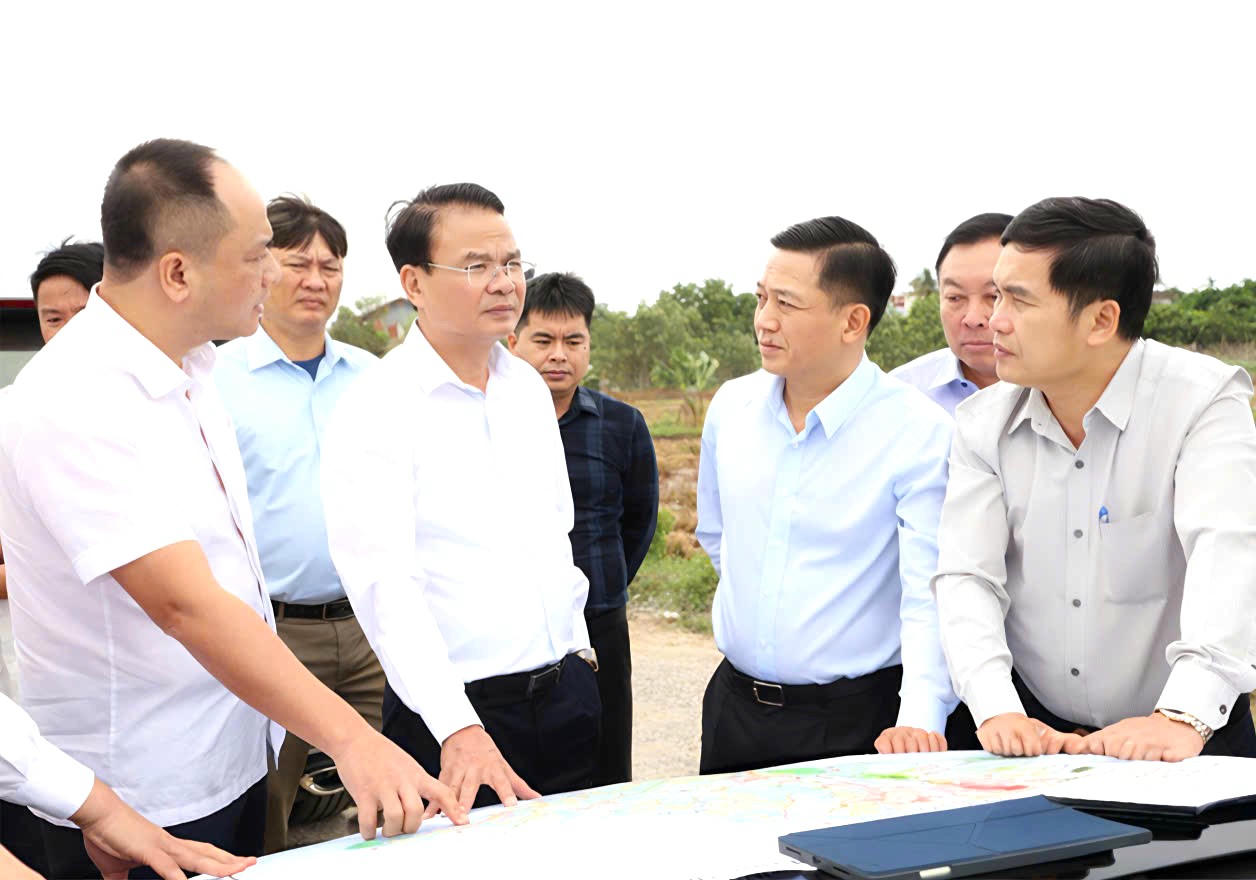 Tại dự án Khu Đại học Nam Cao và Khu Công nghệ cao tỉnh Ninh Bình, lãnh đạo Sở Xây dựng báo cáo Bí thư tỉnh ủy và đoàn công tác.