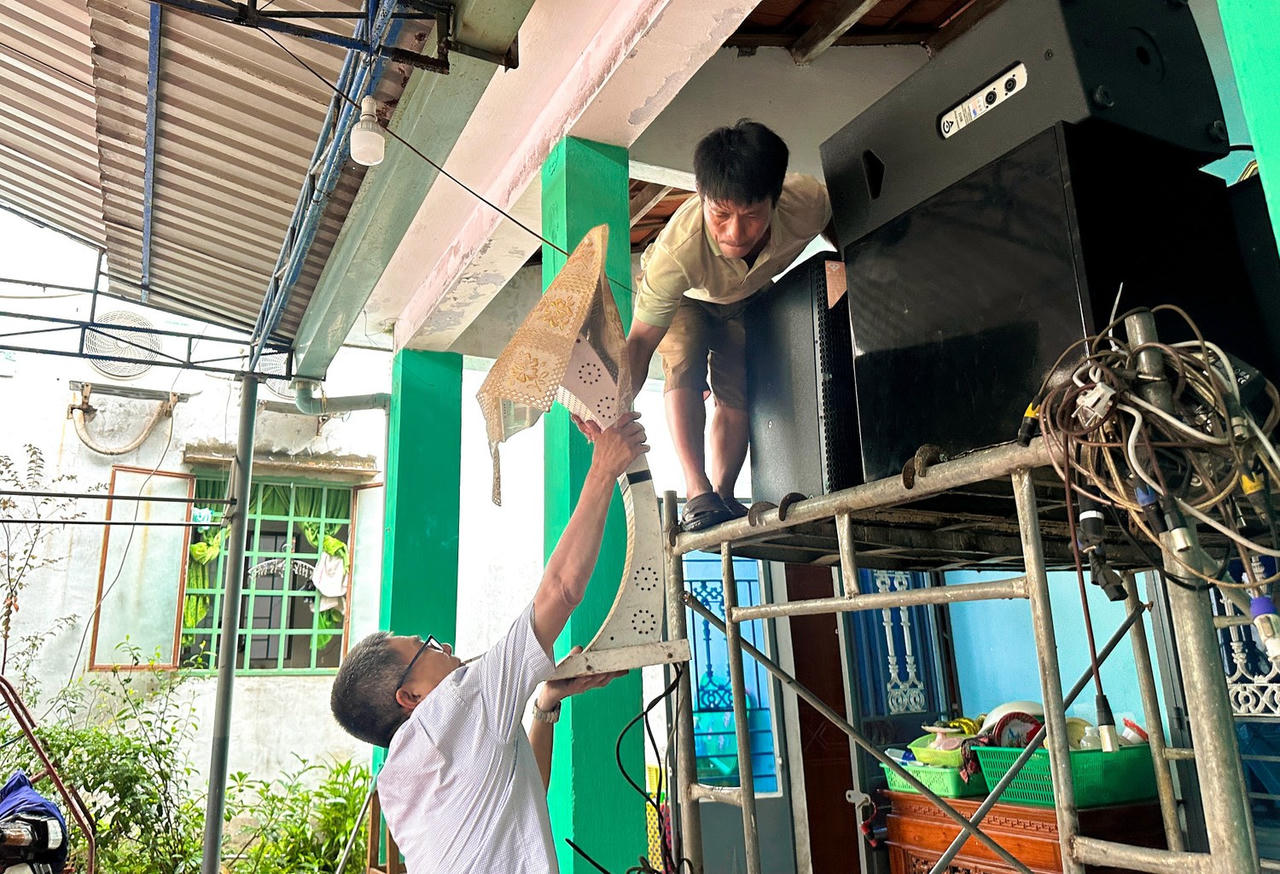 Lực lượng chức năng Đà Nẵng gõ cửa từng nhà hỗ trợ dân kê đồ, di dời tài sản 