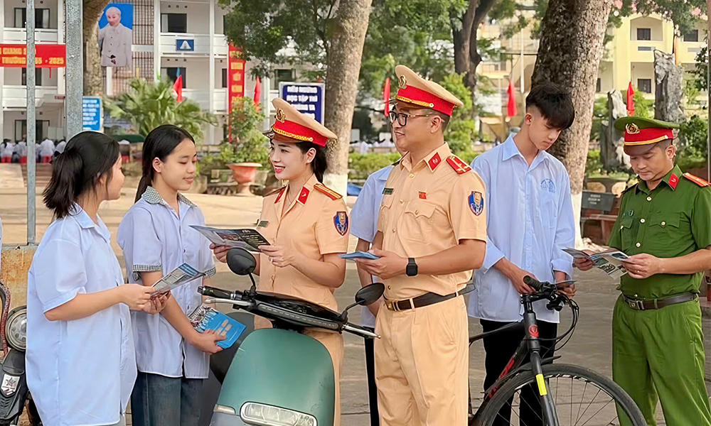 Cảnh sát giao thông Công an tỉnh Bắc Ninh tuyên truyền an toàn giao thông tại trường học.
