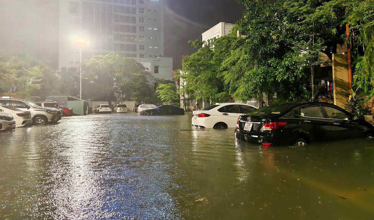 Nhiều xe ô tô ở Đà Nẵng bị ngập trong đợt mưa lớn năm 2022.