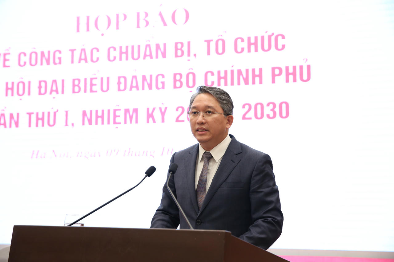 Bộ trưởng Bộ Tư pháp Nguyễn Hải Ninh trả lời tại Họp báo về công tác chuẩn bị, tổ chức Đại hội đại biểu Đảng bộ Chính phủ lần thứ I. (Ảnh: N.Hải)