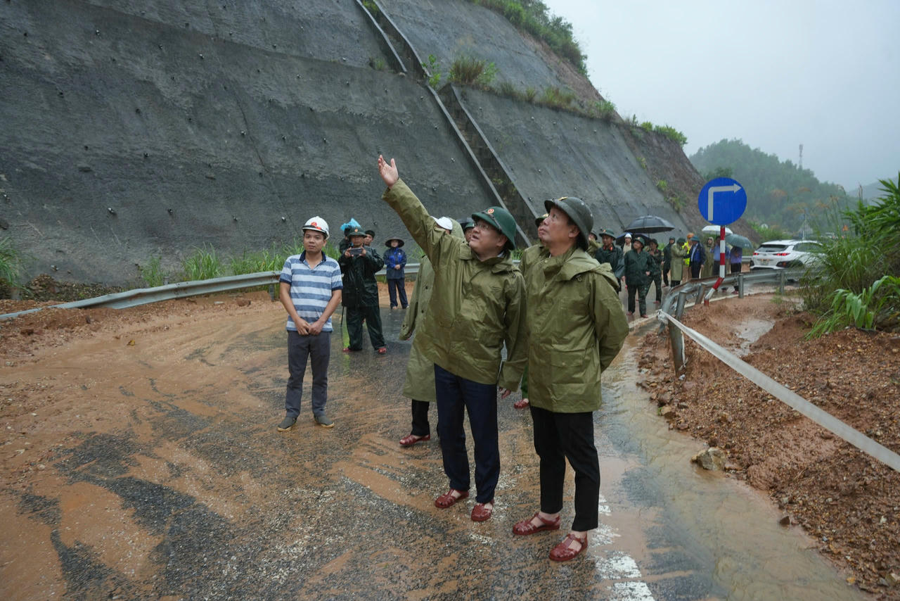 Lãnh đạo TP Huế kiểm tra tại điểm sạt lở taluy đoạn đường dẫn lên cao tốc La Sơn - Túy Loan (xã Khe Tre)