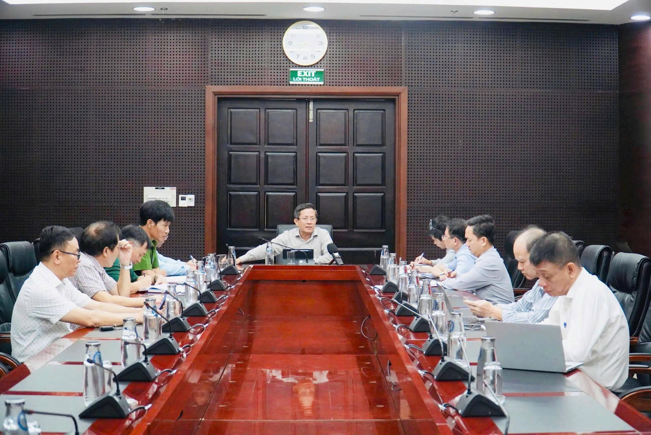 Phó Chủ tịch UBND thành phố Trần Nam Hưng chủ trì cuộc họp thành lập 3 Sở Chỉ huy tiền phương tại Trung tâm Hành chính, Đại Lộc và Tam Kỳ (cũ) ứng phó mưa bão số 12.