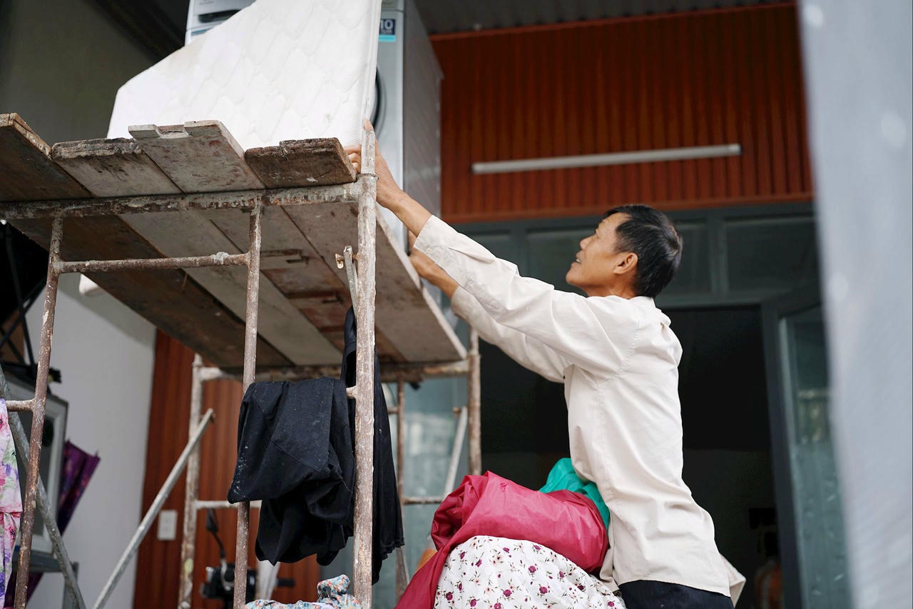 Lực lượng chức năng Đà Nẵng gõ cửa từng nhà hỗ trợ dân kê đồ, di dời tài sản 