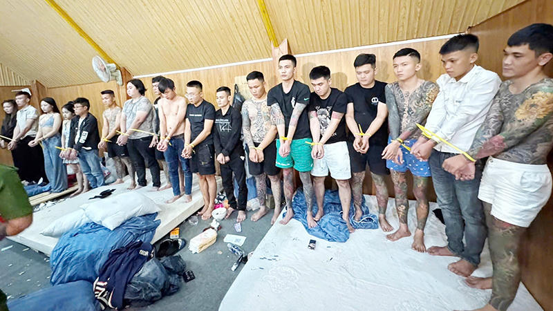 Đột kích Homestay “Đ.X.P”, bắt giữ 28 đối tượng tàng trữ, sử dụng ma túy