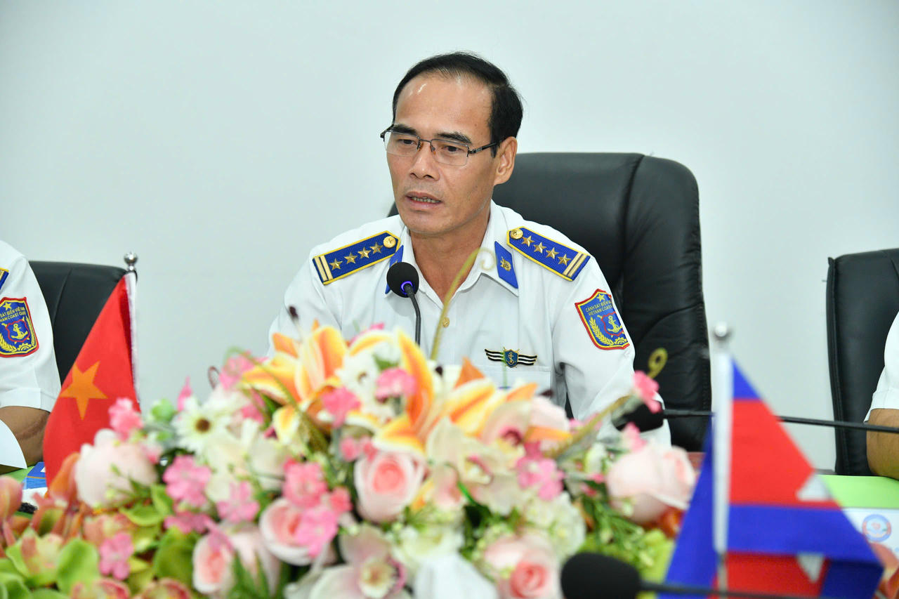 Đại tá Nguyễn Văn Tranh - Phó Tư lệnh Pháp luật, Bộ Tư lệnh Vùng Cảnh sát biển 4 phát biểu tại Hội nghị.