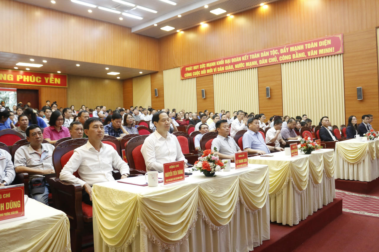 Các đại biểu tham dự chương trình.