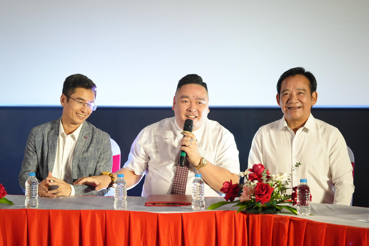 Đạo diễn Mai Long, nhà sản xuất Quang Hưng và NSUT Tiến Quang (Quang Tèo) chia sẻ về bộ phim "Buông" (ảnh BTC).