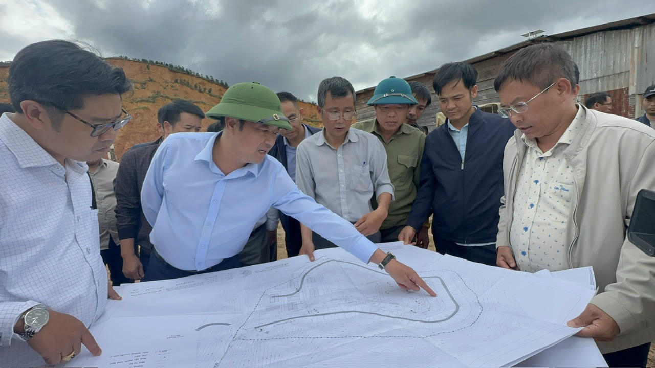 Phó Chủ tịch Lâm Đồng Lê Trọng Yên chỉ đạo giải pháp khắc phục sạt lở đất phải mang tính dài hạn.