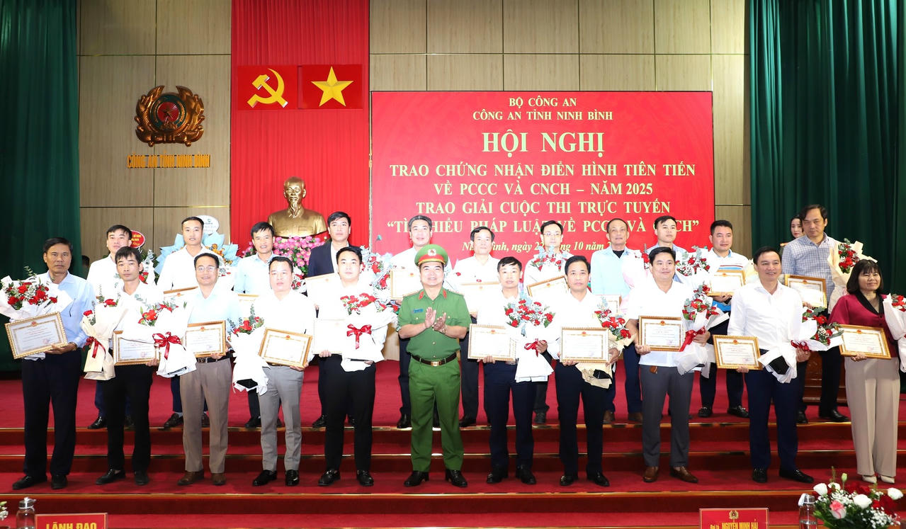 Tại hội nghị, BTC đã trao Bằng khen/Giấy khen cho các tập thể, cá nhân đạt danh hiệu điển hình tiên tiến