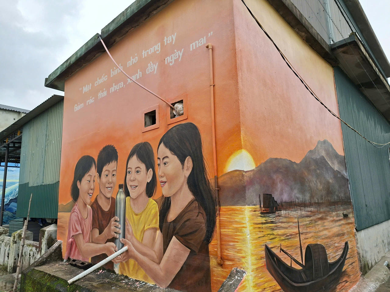 Lan tỏa thông điệp nhảm thải nhựa và bảo vệ môi trường trên tuyến đường bích họa Cư Lạc - Ngư Mỹ Thạnh