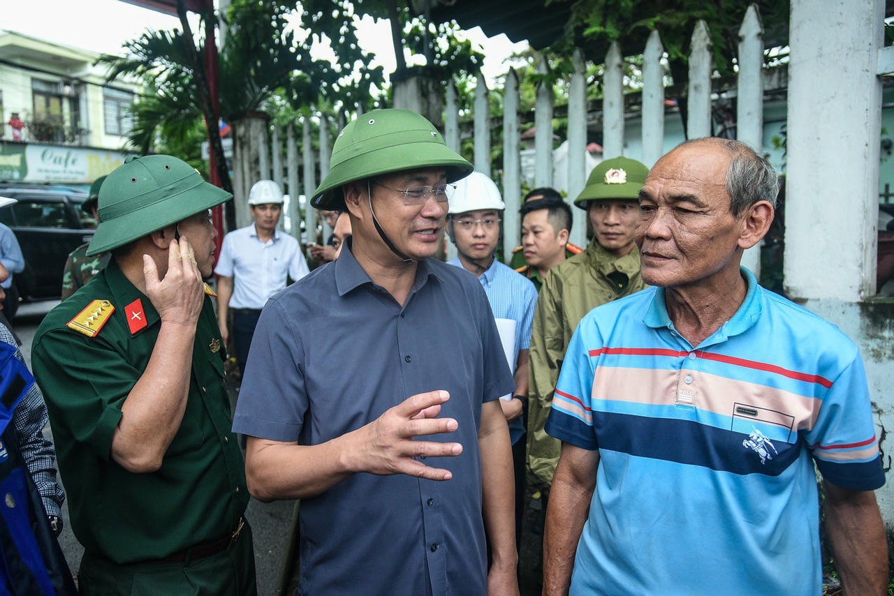 Bí thư Thành ủy Đà Nẵng Lê Ngọc Quang yêu cầu đặt an toàn tính mạng người dân lên trên hết, trước hết; kiên quyết di dời dân ra khỏi vùng nguy hiểm, kể cả phải cưỡng chế nếu cần thiết.