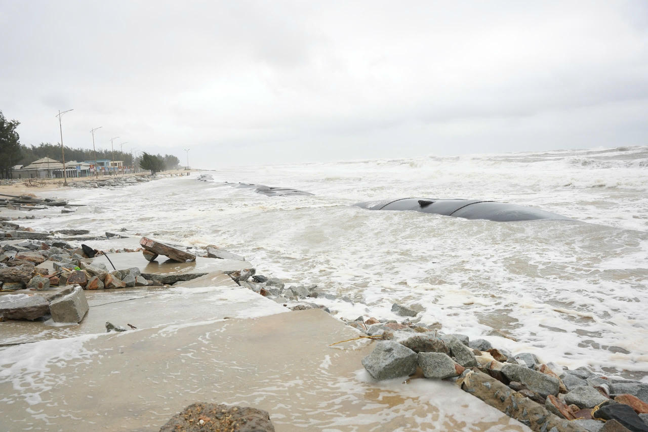 Sóng to, nước biển dâng gây sạt lở tuyến đường dọc bờ biển phường Thuận An