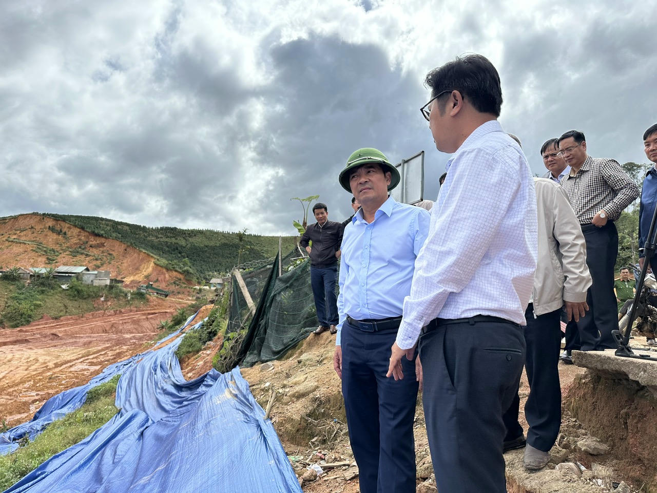 Lãnh đạo tỉnh Lâm Đồng nghe các đơn vị liên quan báo cáo tình hình.