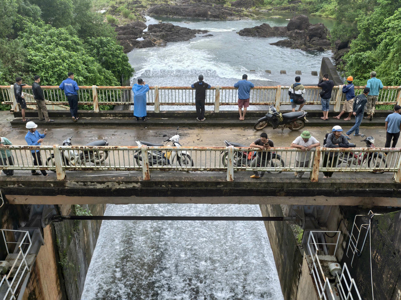 Người dân lồng bè hạ du hồ Phú Ninh tất bật “chạy lũ” trước bão số 12