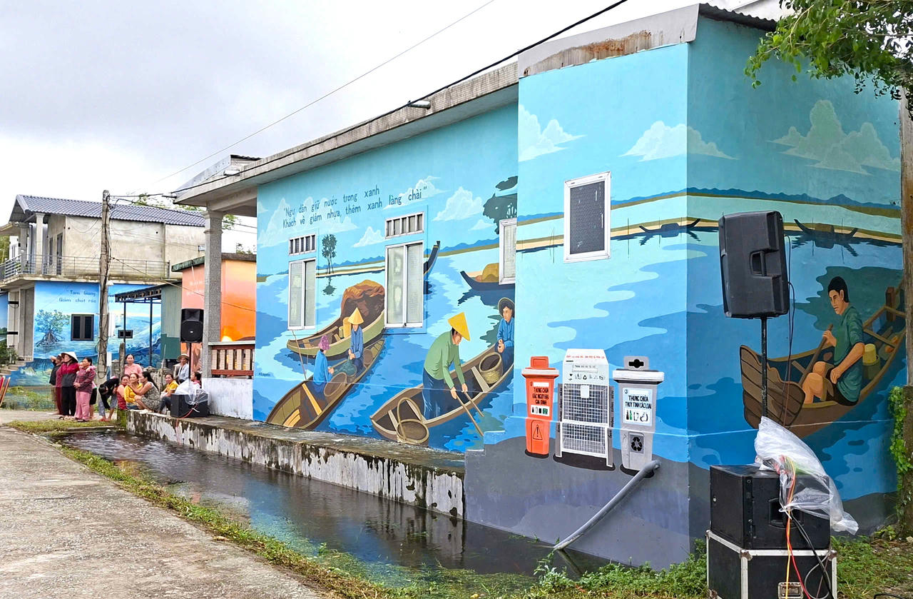 Tuyến đường gồm 10 tác phẩm phản ánh về đời sống của ngư dân vùng đầm phá, lan tỏa thông điệp về giảm nhựa và bảo vệ môi trường 
