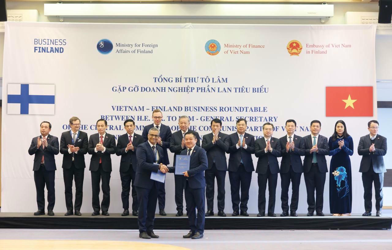 Ông Huỳnh Quang Liêm - Tổng Giám đốc VNPT và  ông TL Viswanathan, Thành viên Ban lãnh đạo, Giám đốc sản phẩm Tập đoàn F-Secure trao Biên bản ghi nhớ dưới sự chứng kiến của Tổng Bí thư Tô Lâm  (Ảnh: TTXVN)