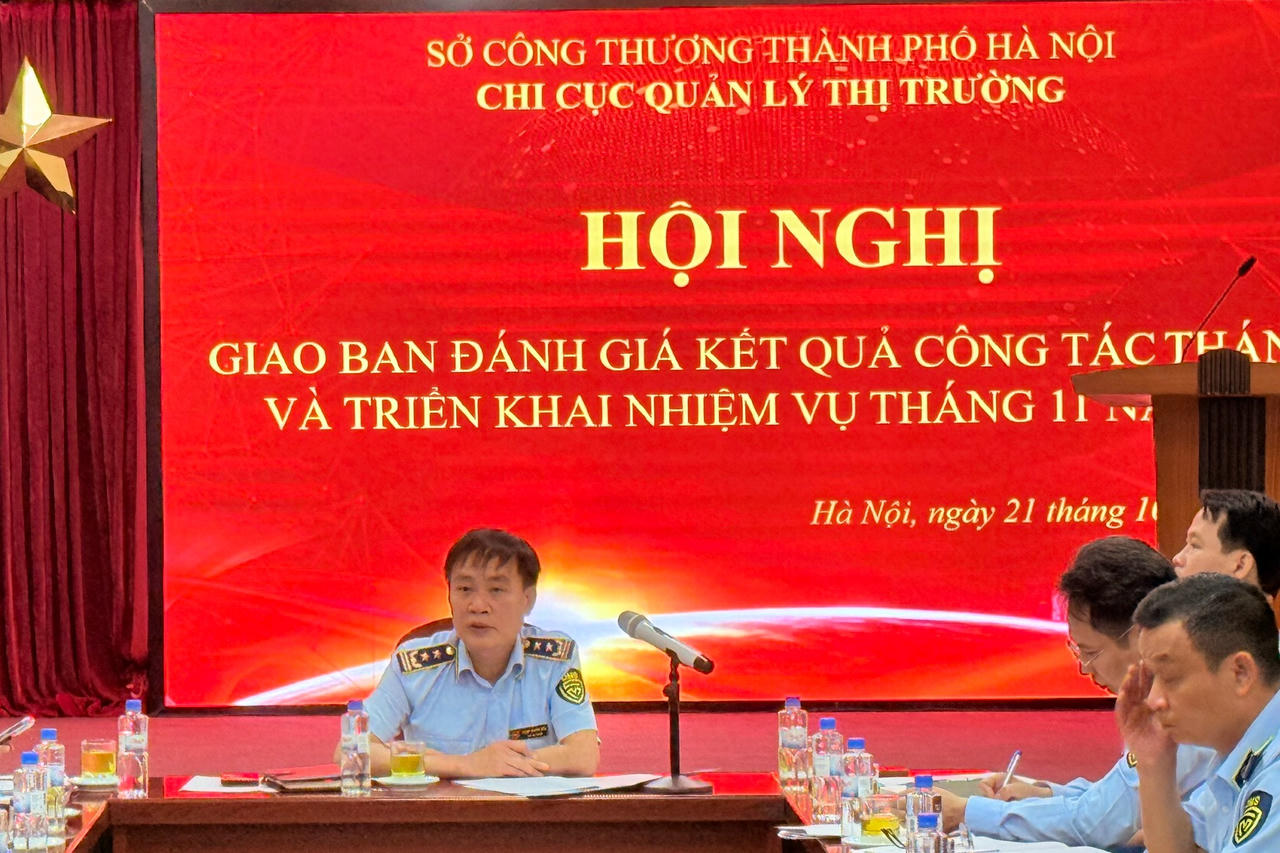 Chi cục QLTT TP Hà Nội tổ chức hội nghị giao ban đánh giá kết quả công tác tháng 10/2025