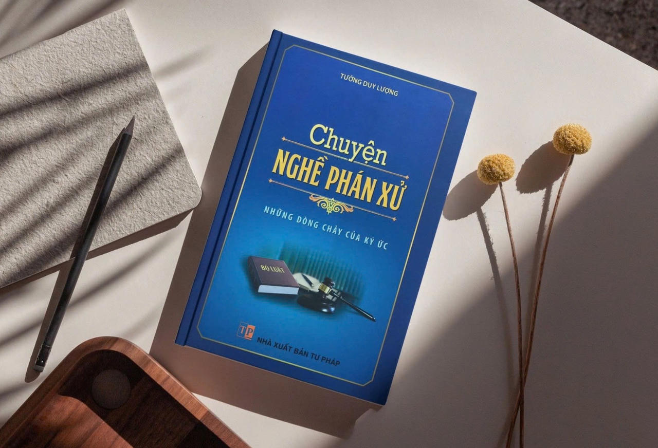 Tác giả Tưởng Duy Lượng dành nhiều trang viết để kể về quê hương, đồng nghiệp, gia đình, và cả người phạm tội - những con người mà ông từng phải đưa ra phán quyết.