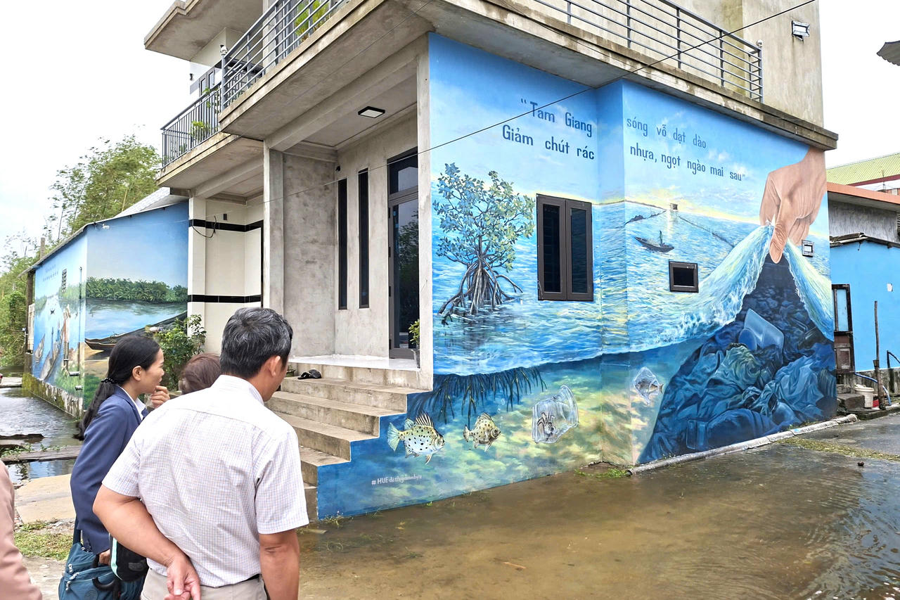 Một góc ở tuyến đường bích họa tại điểm đến du lịch cộng đồng Ngư Mỹ Thạnh