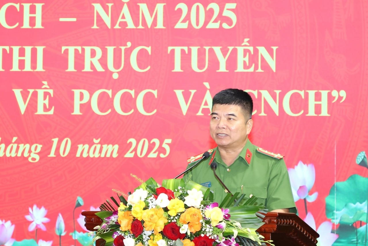 Đại tá Nguyễn Minh Hải, Phó Giám đốc Công an tỉnh, Phó Trưởng Ban Thường trực Ban chỉ đạo PCCC &amp; CNCH tỉnh phát biểu tại hội nghị