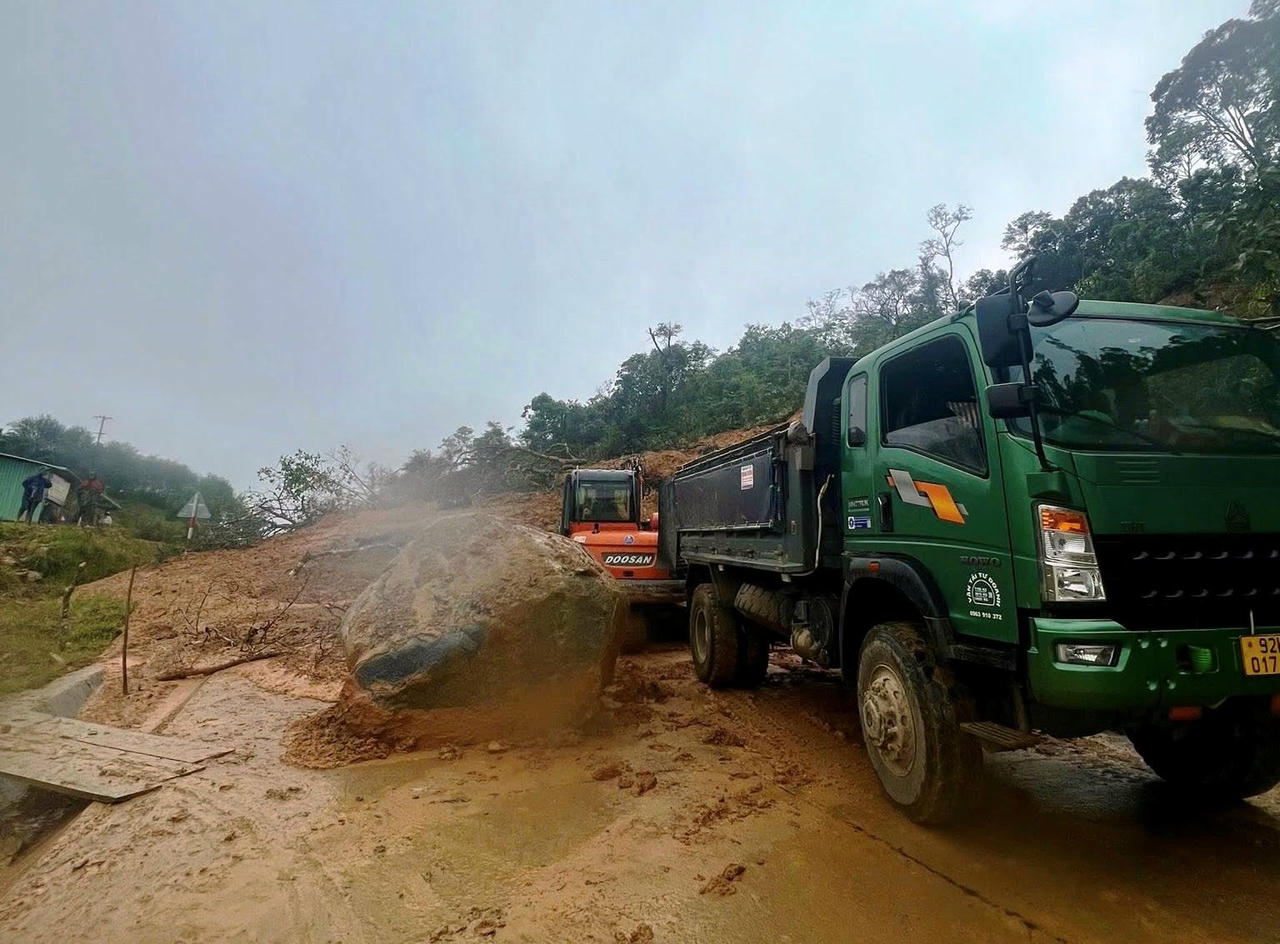 Phương tiện được huy động để khắc phục sạt lở.