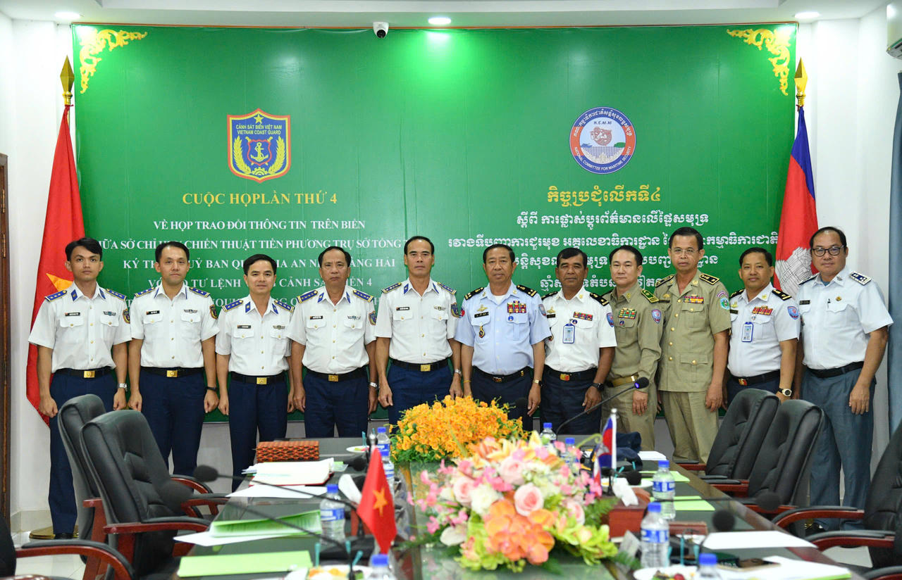 Các đại biểu chụp ảnh lưu niệm.