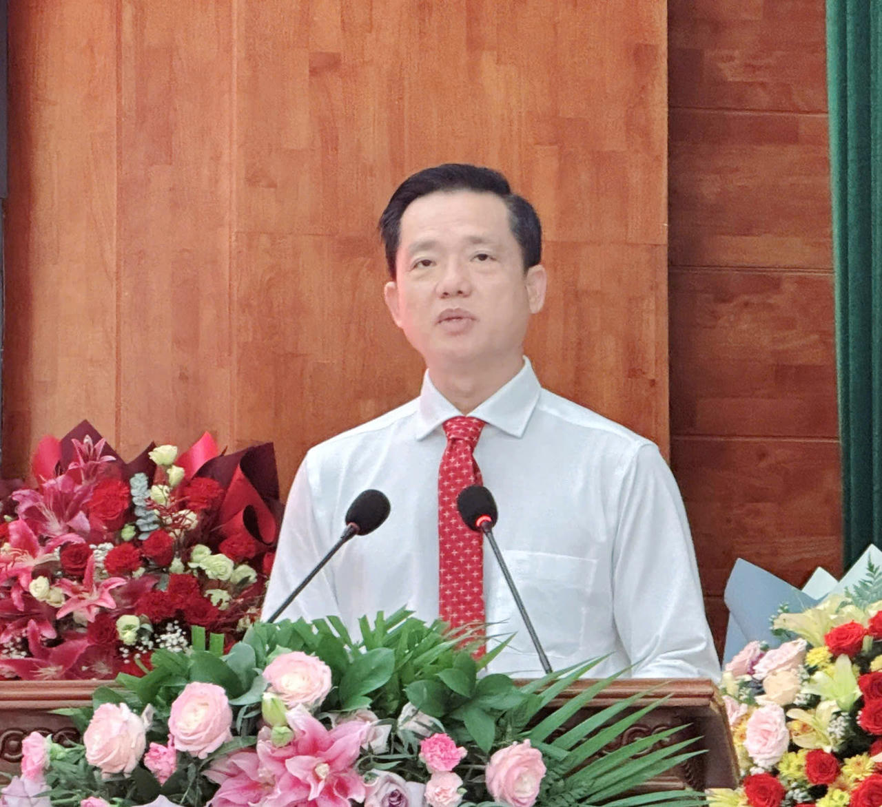 Chủ tịch UBND Đặc khu Phú Quốc Trần Minh Khoa phát biểu tại kỳ họp.