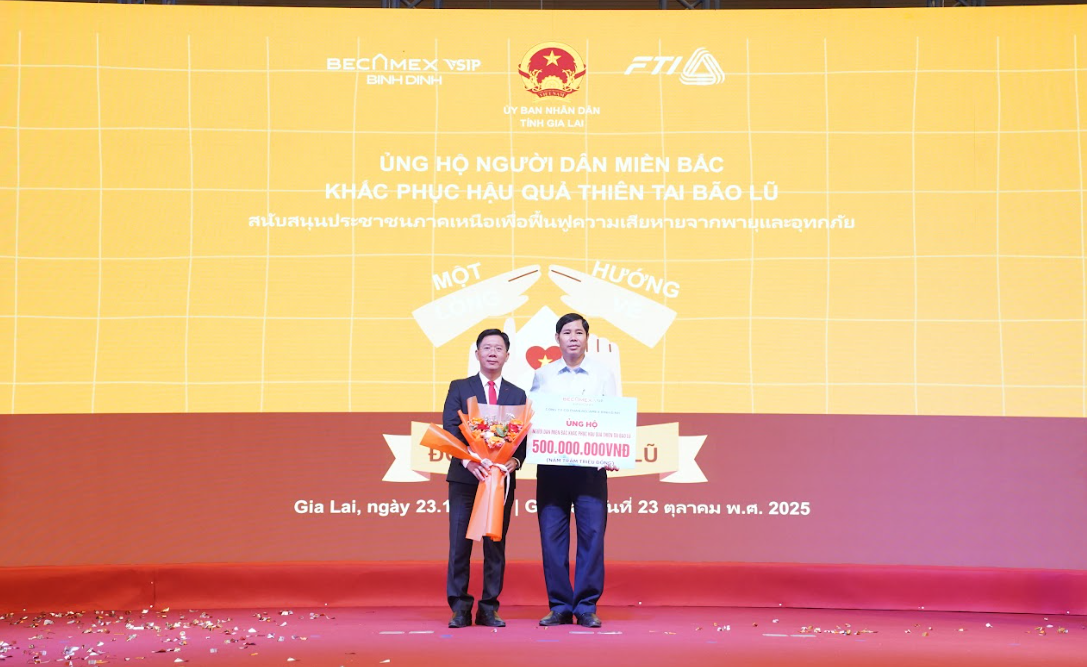 Ông Nguyễn Văn Lăng đại diện Công ty Cổ phần Becamex Bình Định trao tặng 500 triệu đồng&nbsp; ủng hộ đồng bào miền Bắc khắc phục hậu quả bão lũ.