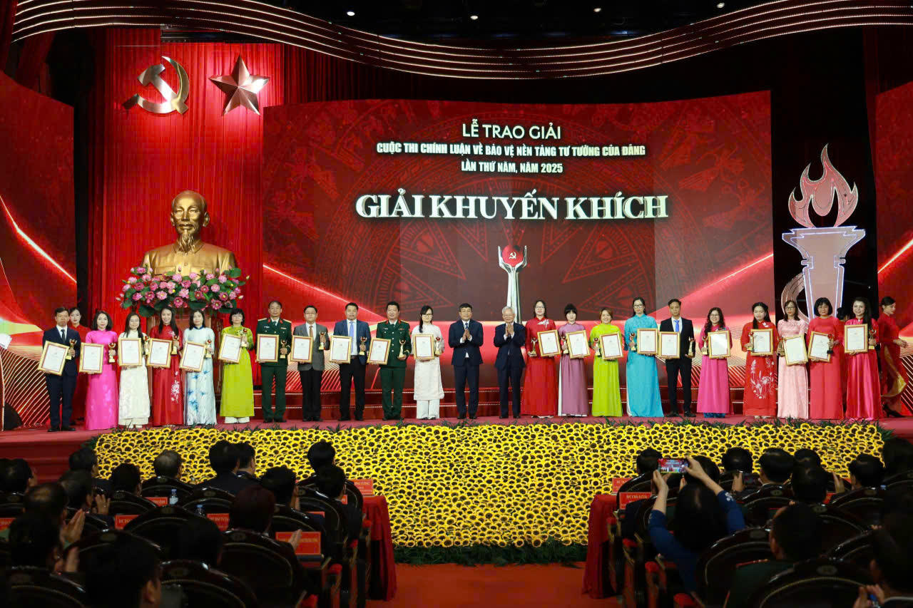 Tác phẩm "Phản bác luận điệu xuyên tạc về tinh gọn bộ máy của hệ thống chính trị” của Báo Pháp luật Việt Nam đã được trao Giải Khuyến khích (Tác giả Lương Thị Vân Anh đứng thứ 6 từ trái sang). Ảnh: PV