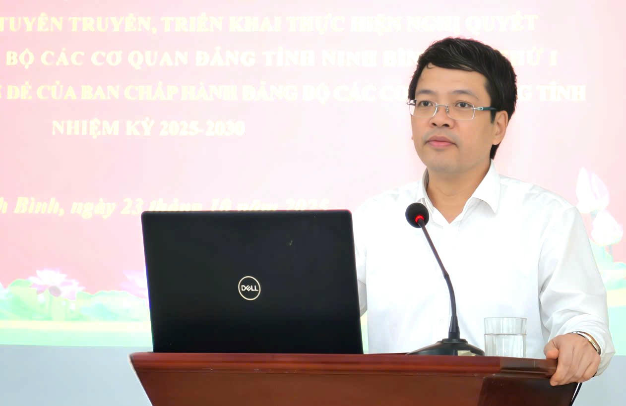 Ông Khúc Mạnh Kiên, Tỉnh ủy viên, Phó Trưởng ban Tuyên giáo và Dân vận Tỉnh ủy phát biểu tại hội nghị.