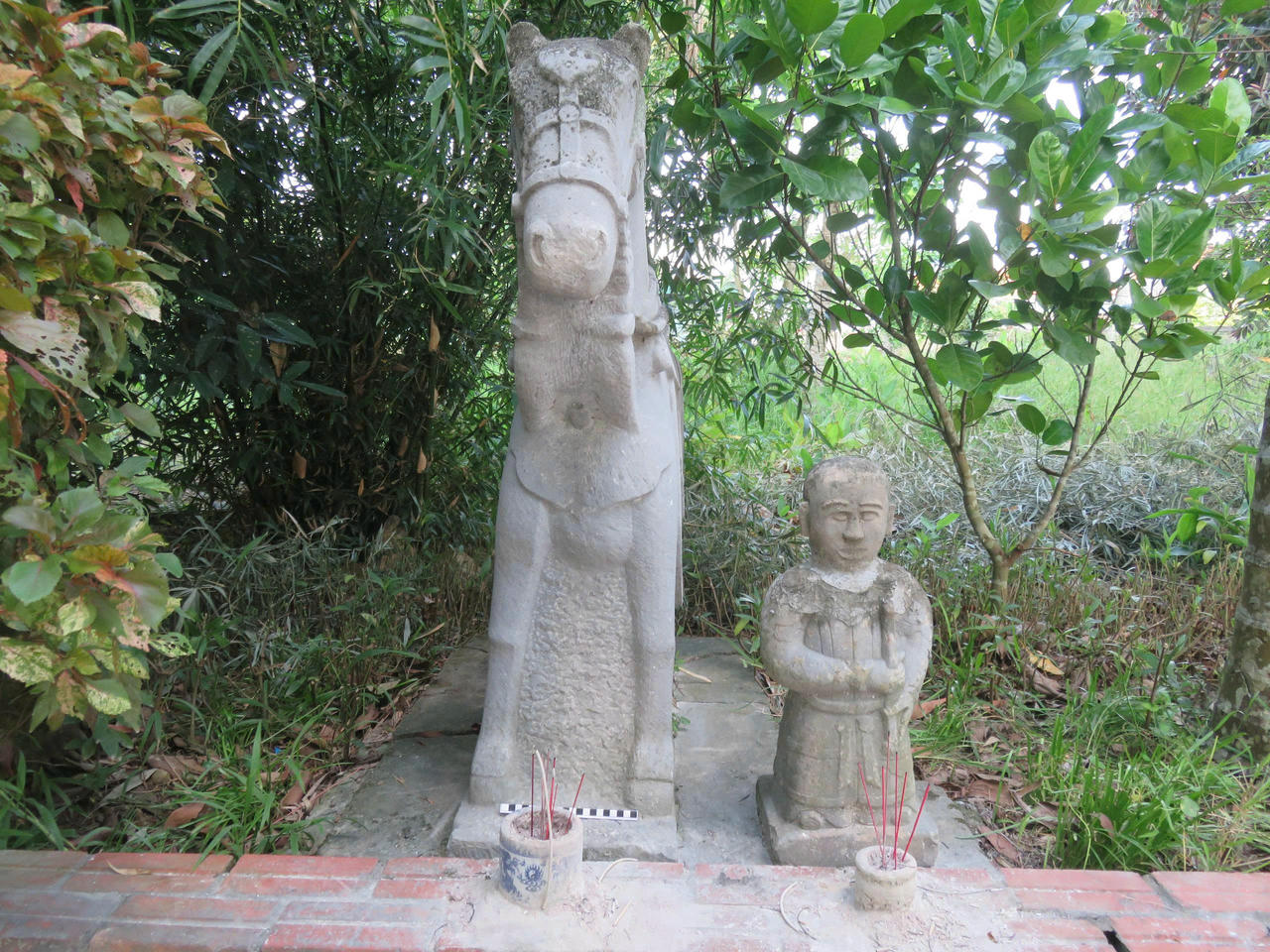 Tượng lính quản mã tại đền Thần trước khi bị mất. Nguồn: BQL di tích Nghệ An