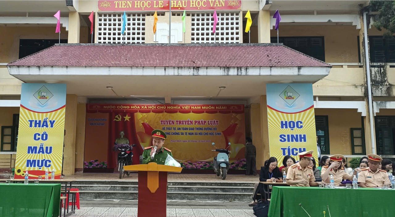 Cán bộ Công an xã Thạch Bình phổ biến kiến thức về&nbsp;bạo lực học đường và phòng chống tai nạn, tệ nạn xã hội cho các em học sinh.