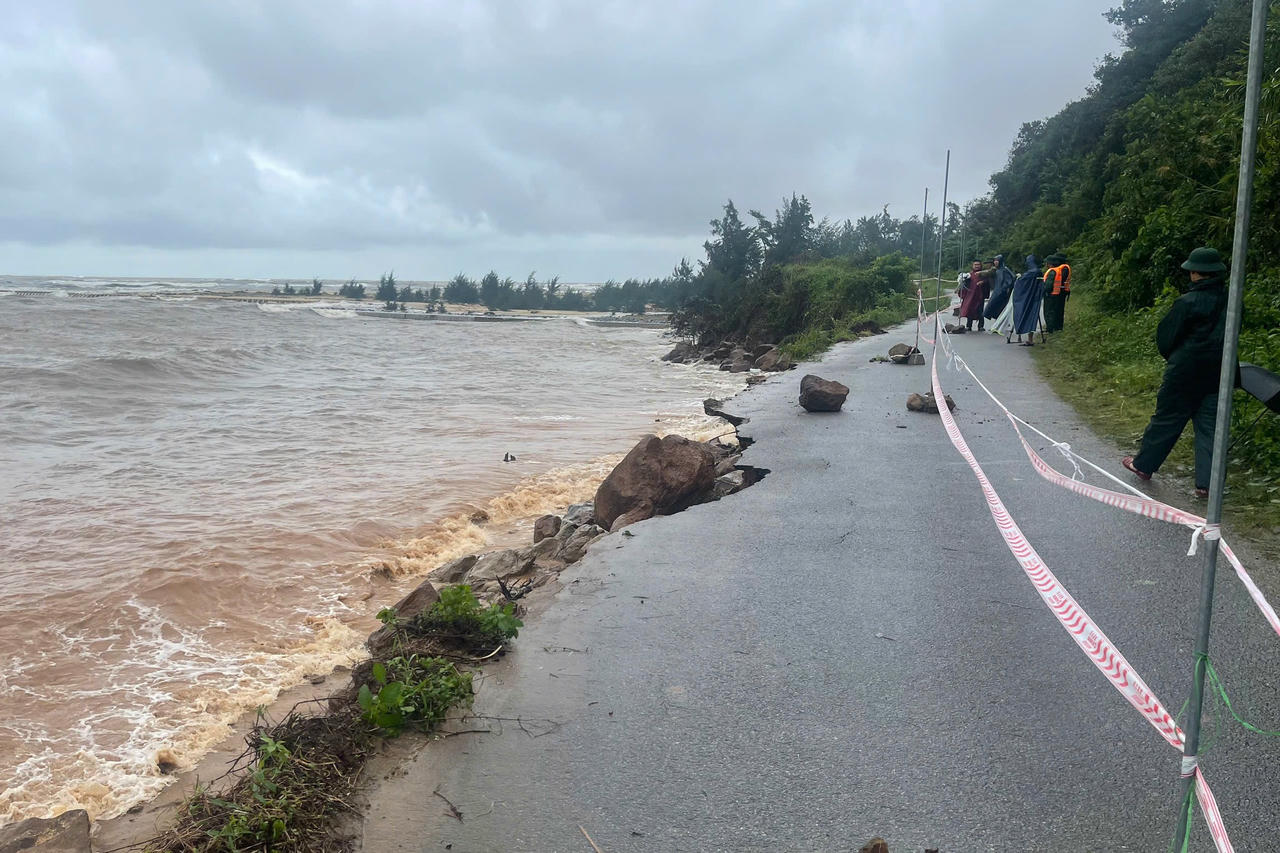 Huế: 63 hộ dân bị cô lập do sạt lở đường ven biển, chính quyền ban hành lệnh khẩn cấp