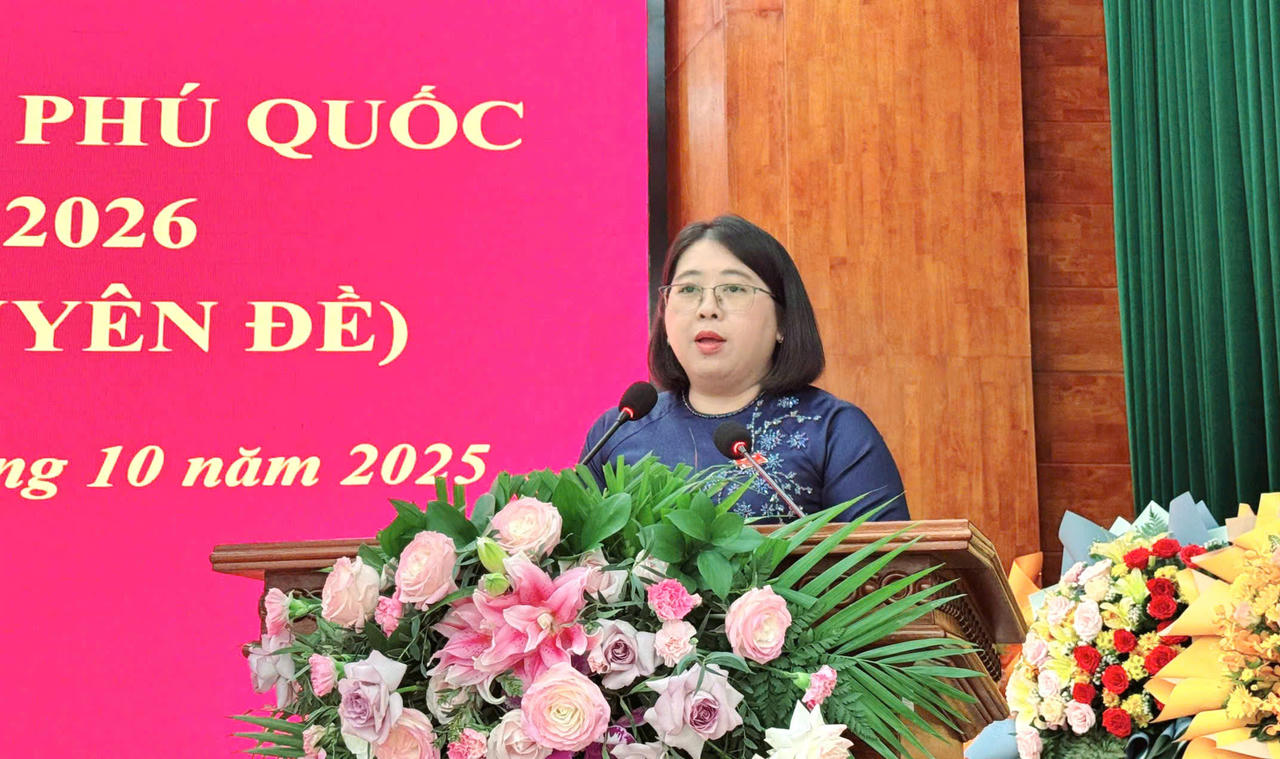 Bà Đặng Thị Hồng Gấm, Phó Bí thư Thường trực Đảng ủy, Chủ tịch HĐND đặc khu Phú Quốc phát biểu tại kỳ họp.