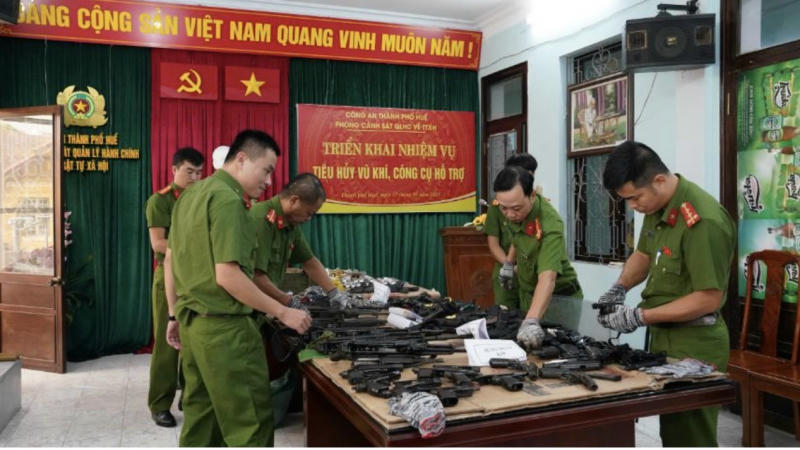 Lực lượng Công an phân loại các loại súng trước khi tiêu hủy.