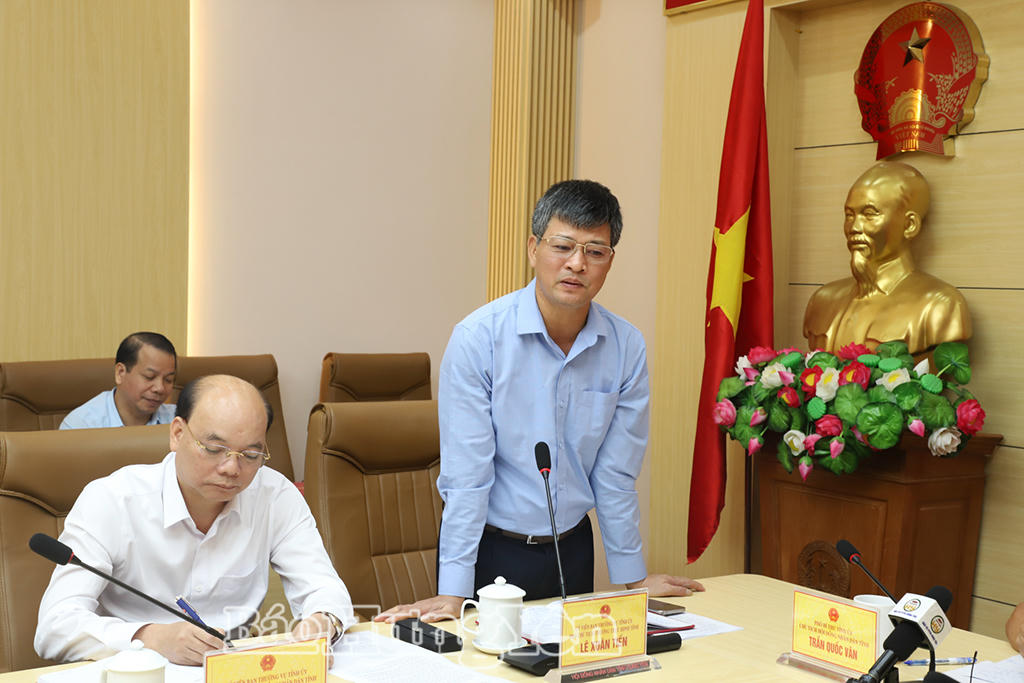 Phó Chủ tịch Thường trực HĐND tỉnh Lê Xuân Tiến phát biểu tại hội nghị. (Ảnh: Báo Hưng Yên)