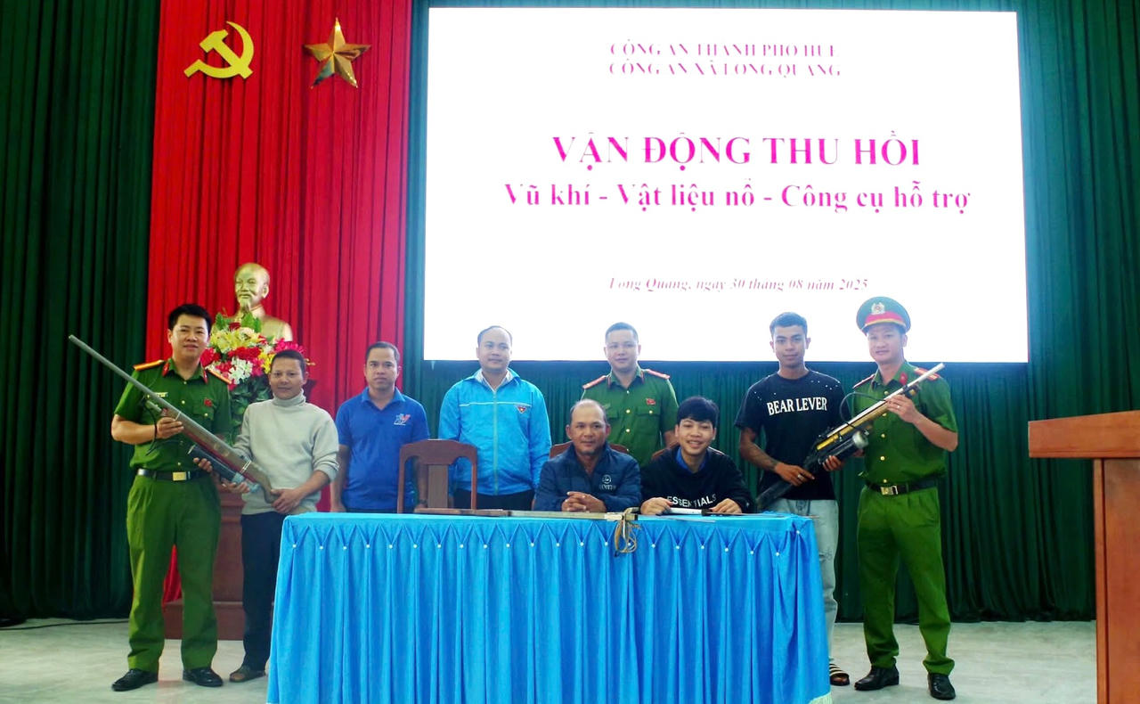 Lan tỏa phong trào bảo vệ ANTQ, người dân Huế tự nguyện giao nộp vũ khí