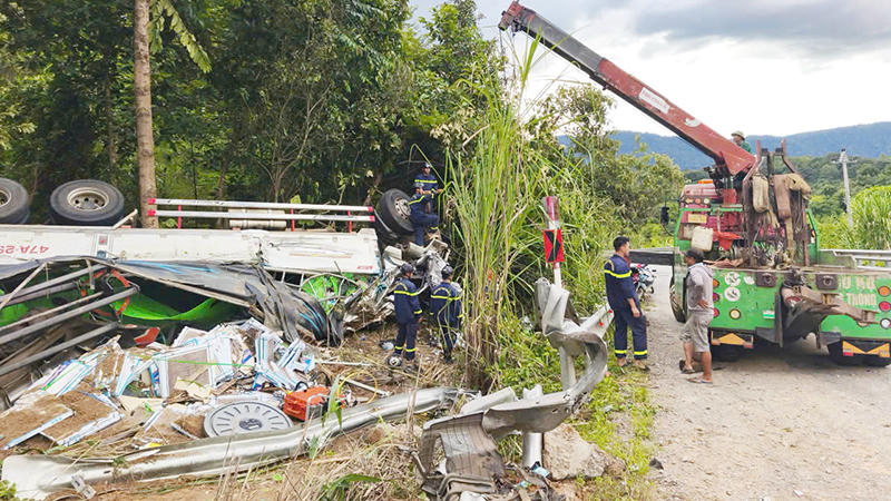Xe tải mất lái tông dải phân cách trên Quốc lộ, 2 người chết, 2 người bị thương