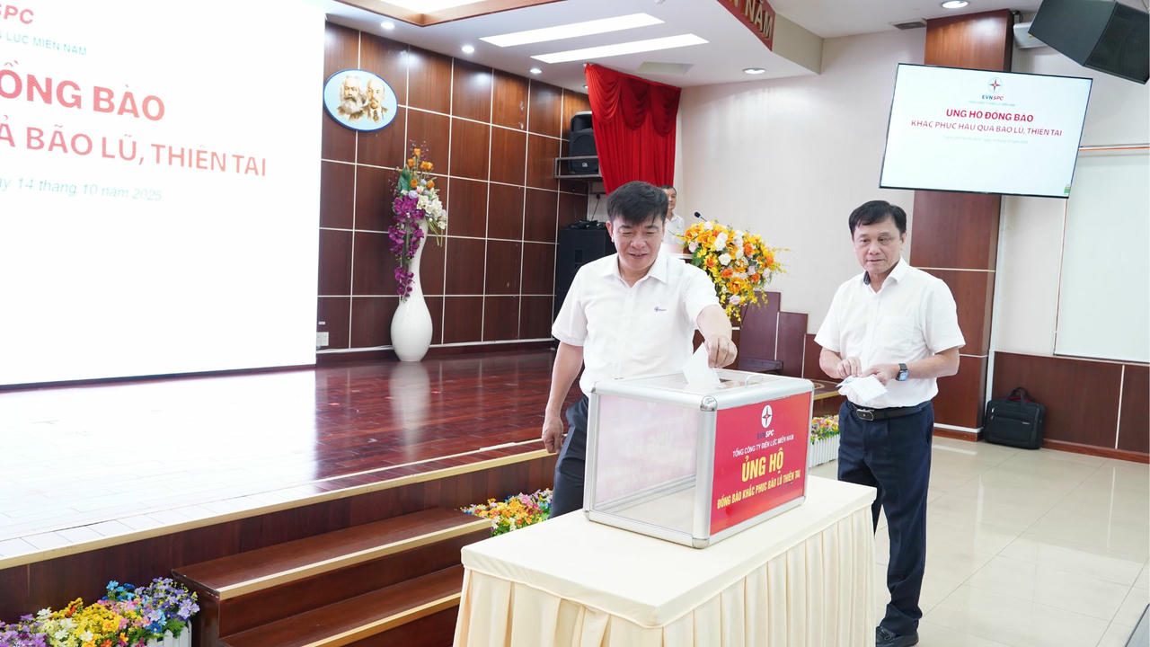 Chủ tịch HĐTV EVNSPC Lê Văn Trang và Tổng Giám đốc Nguyễn Phước Đức ủng hộ đồng bào khắc phục hậu quả bão lũ, thiên tai