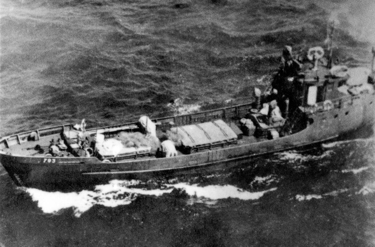 Tàu vận tải cải dạng Đoàn 125 HQ đang trên đường vận chuyển chi viện chiến trường miền Nam, năm 1967.