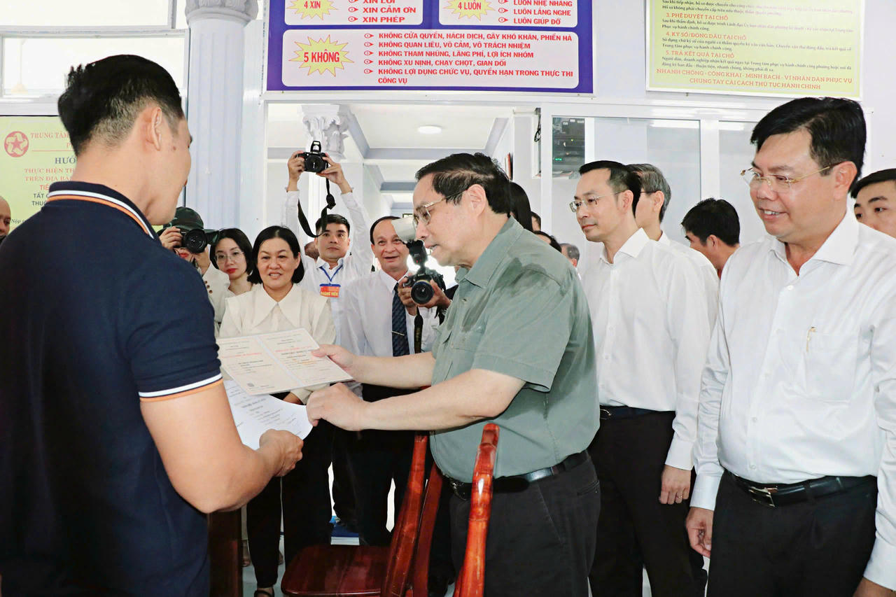 Thủ tướng Phạm Minh Chính kiểm tra việc triển khai mô hình chính quyền địa phương 2 cấp và hoạt động của Trung tâm Phục vụ hành chính công tại phường Thới Sơn, tỉnh An Giang.